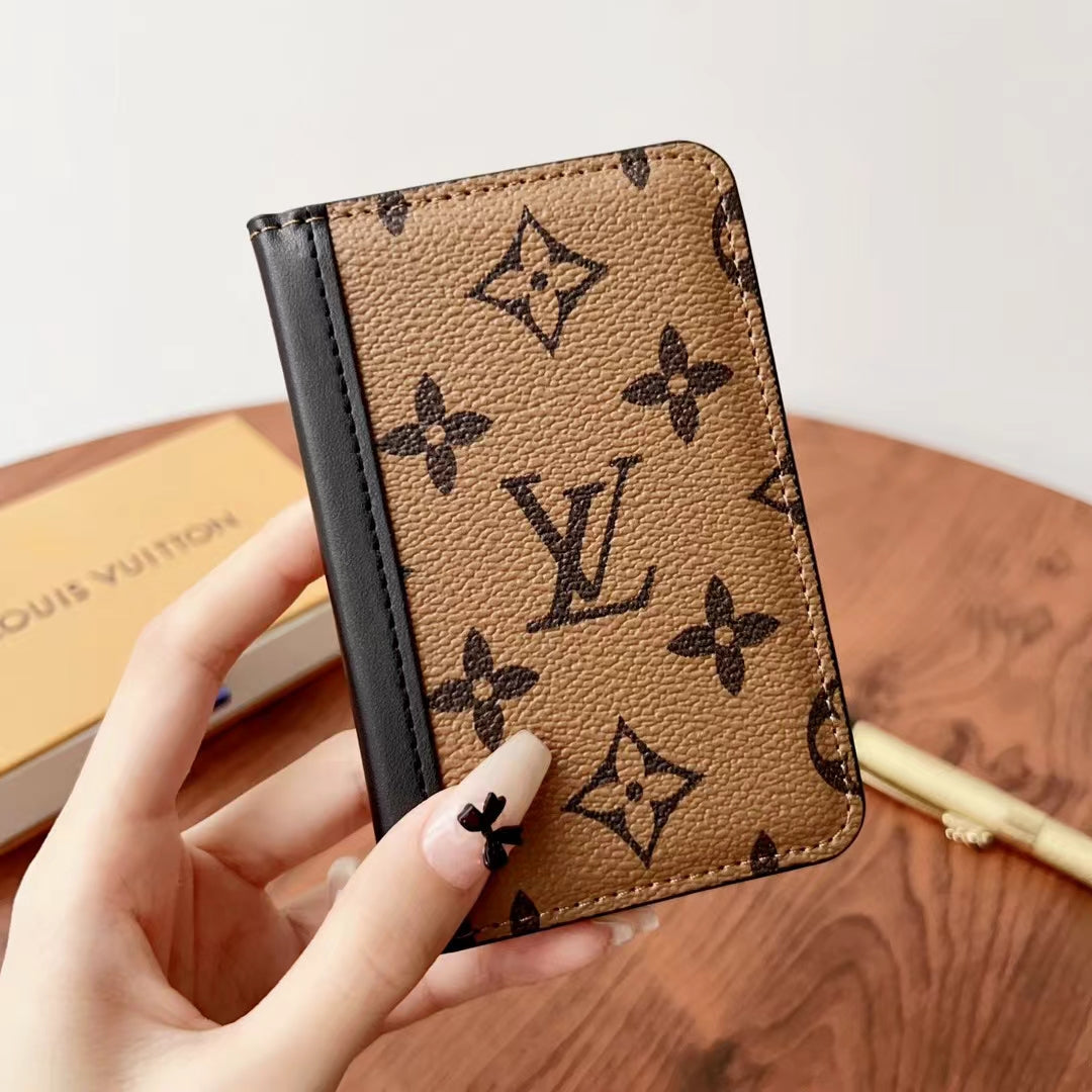 محافظ Lou Checkered & Monogram الأنيقة