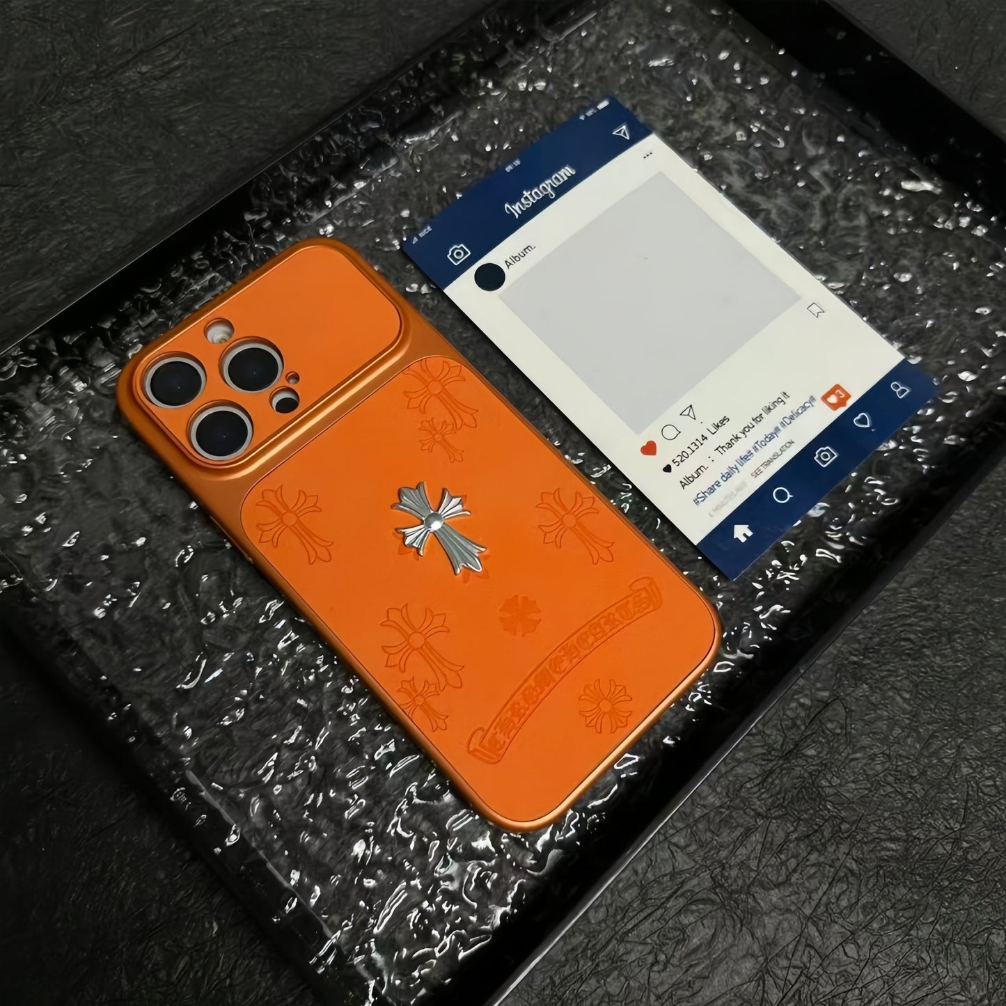 حافظة iPhone مصنوعة من الجلد الفاخر - قلوب كروم مطبوعة بالكامل بلونين