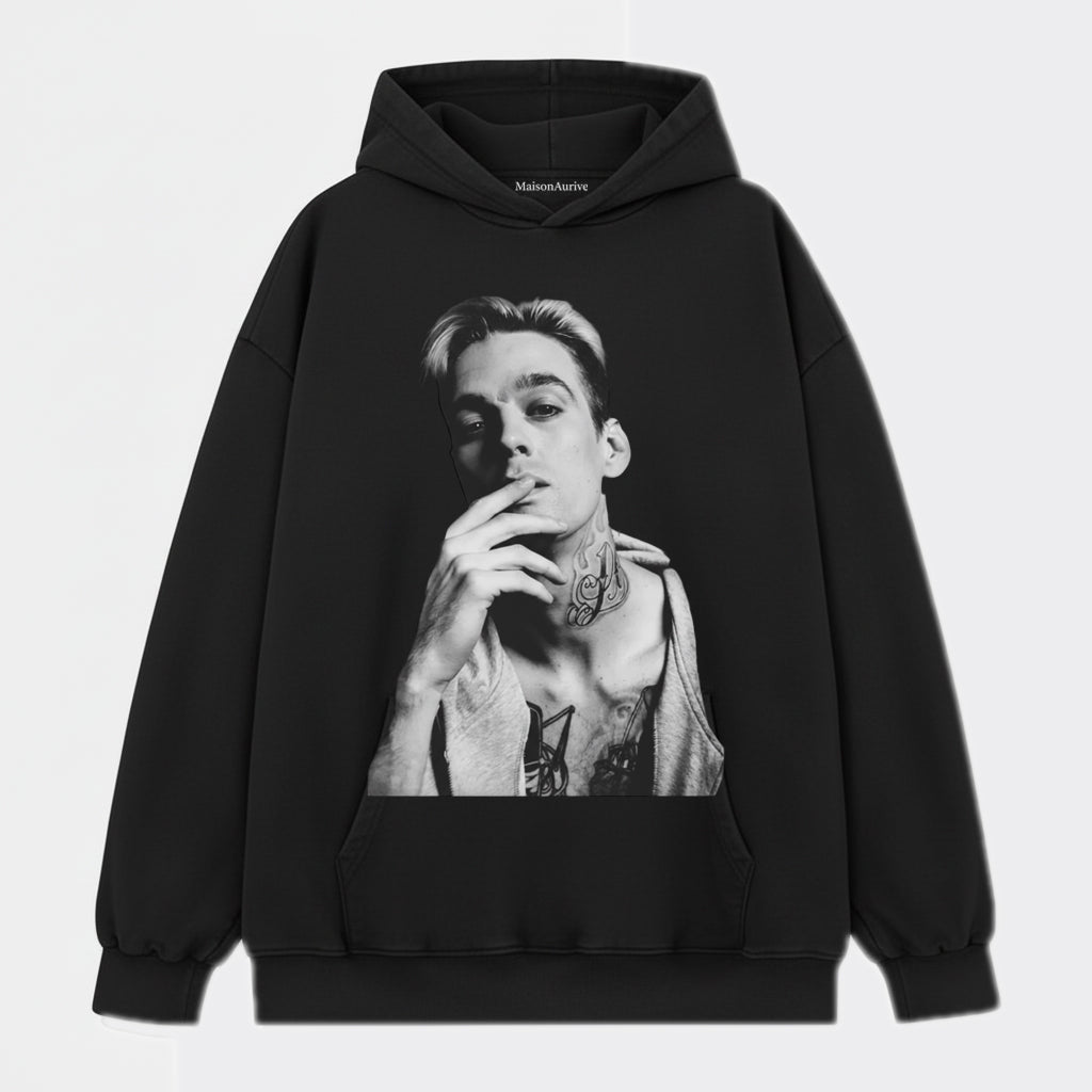 メゾンオーリヴ ウォッシュドエッジーTシャツ – アーロン・カーター B&W 肖像画の木炭