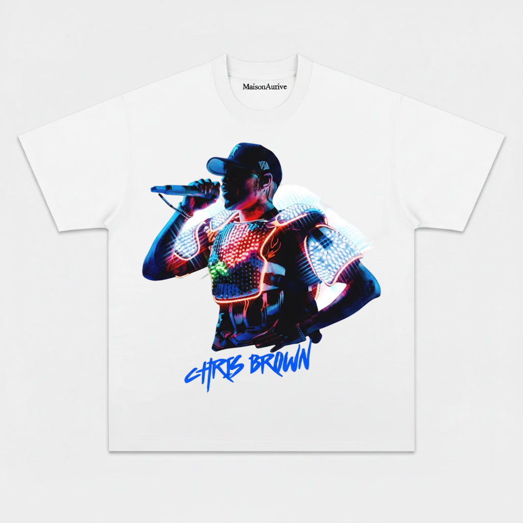 MaisonAurive ウォッシュドブラックTシャツ – クリス・ブラウン ネオンステージグラフィック & シグネチャープリント