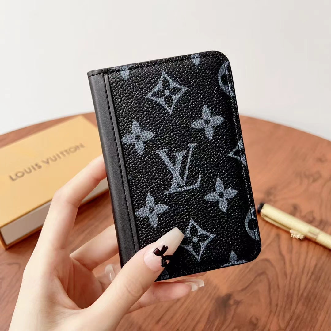 محافظ Lou Checkered & Monogram الأنيقة