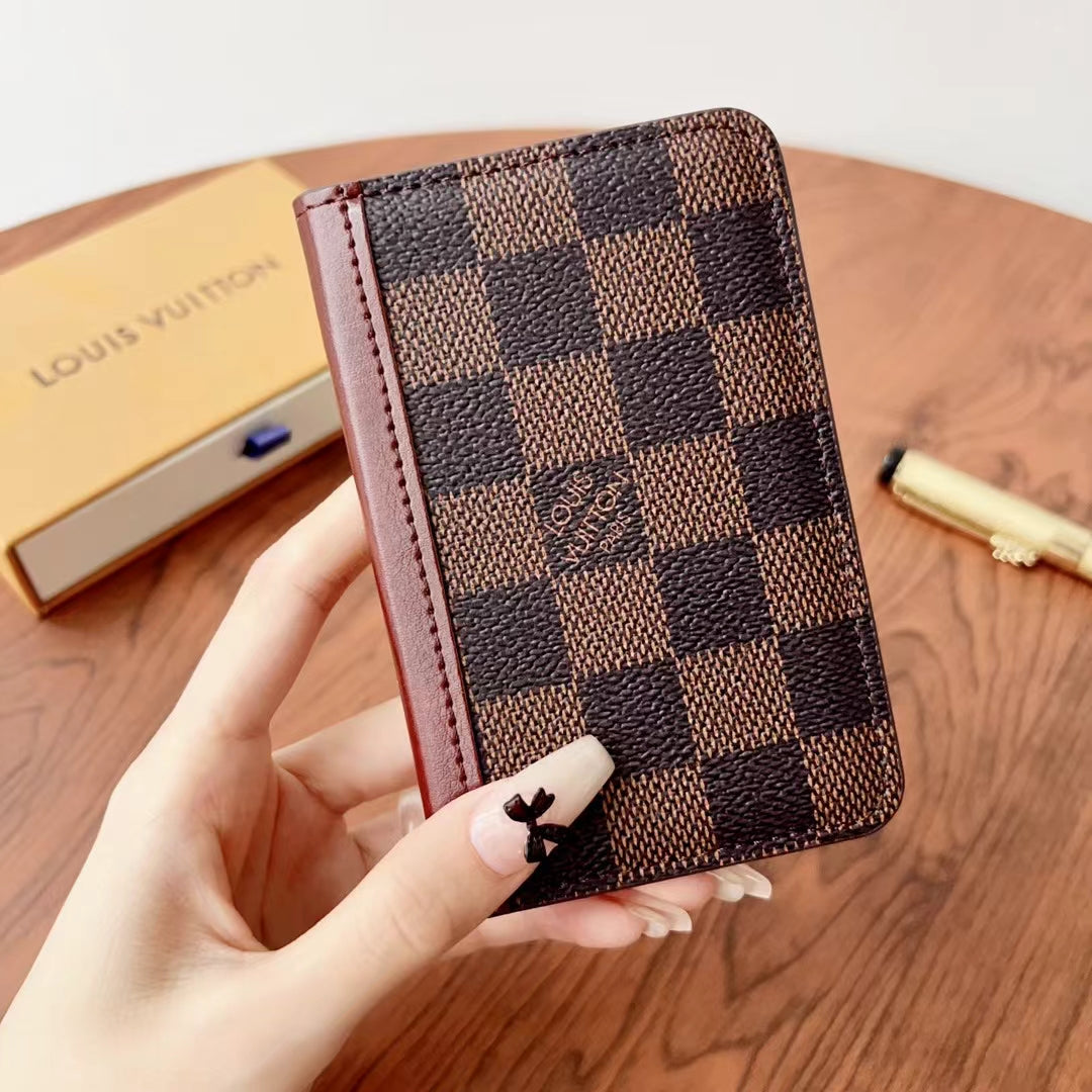 محافظ Lou Checkered & Monogram الأنيقة
