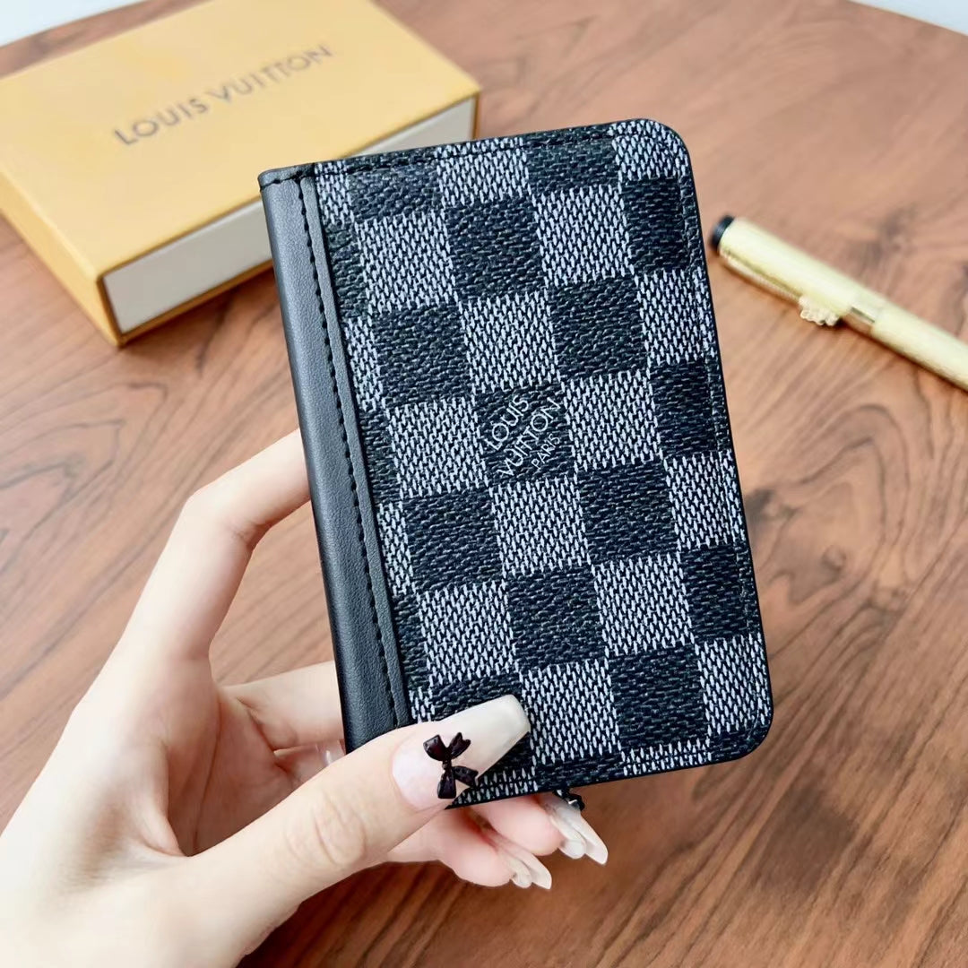 محافظ Lou Checkered & Monogram الأنيقة