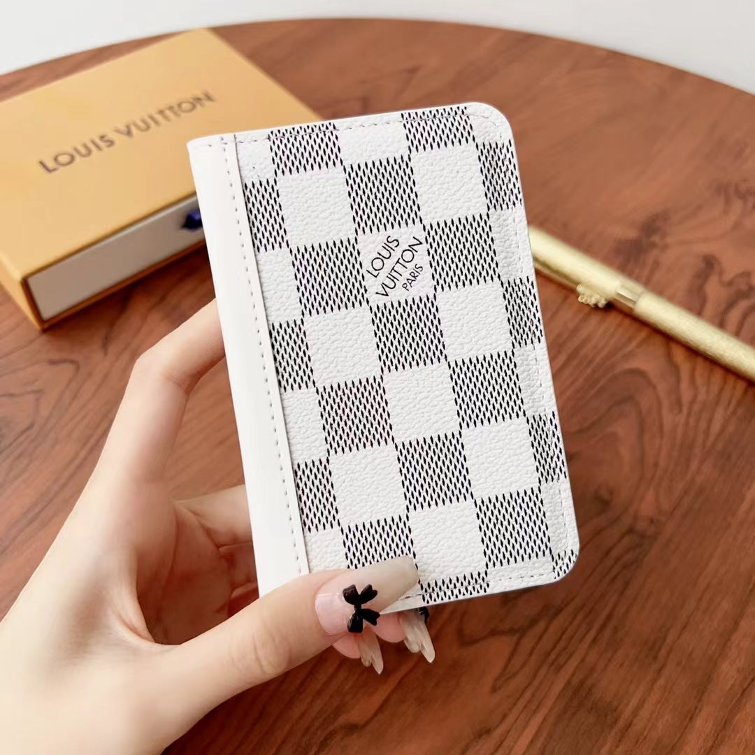 محافظ Lou Checkered & Monogram الأنيقة