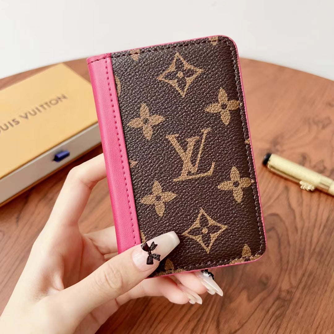 محافظ Lou Checkered & Monogram الأنيقة