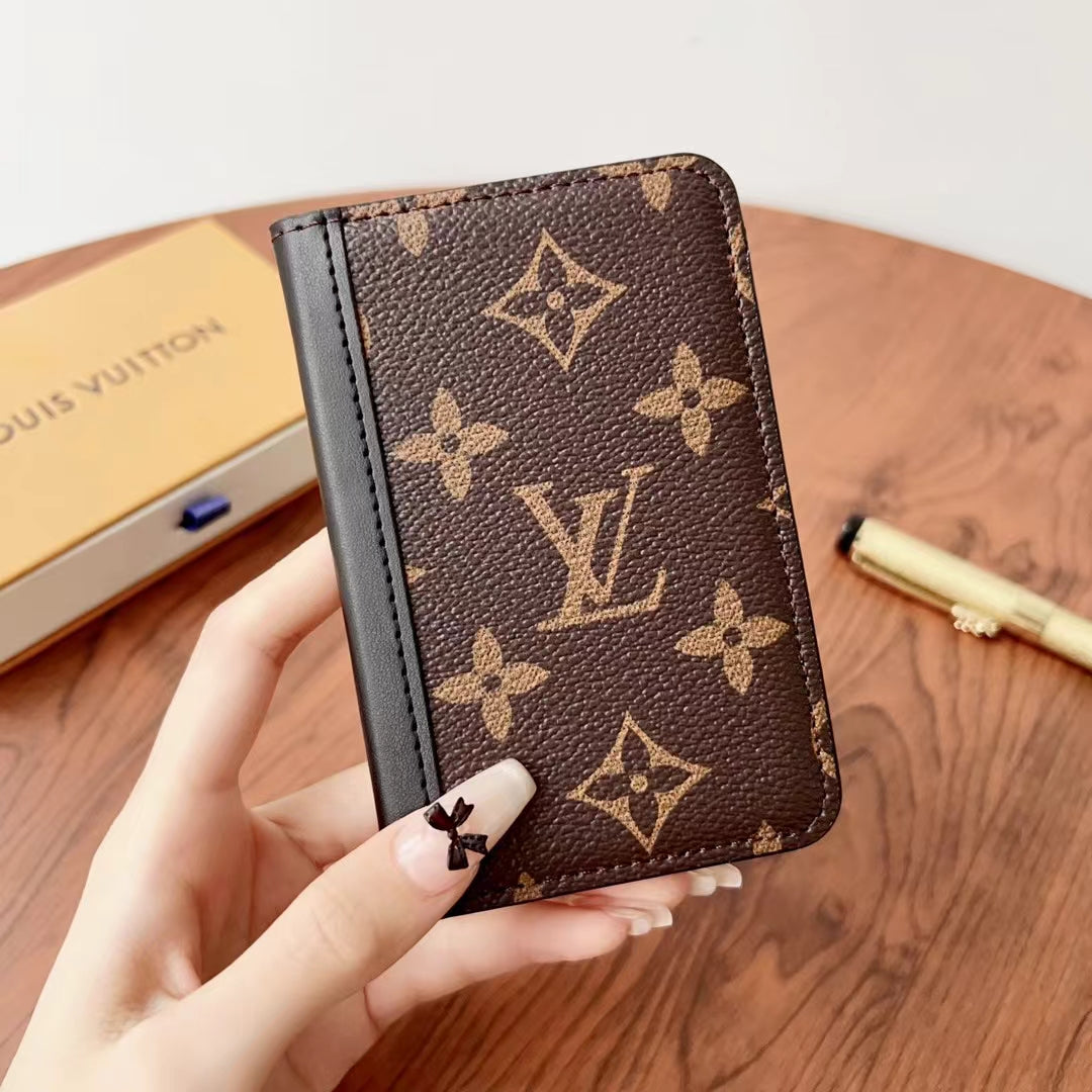 محافظ Lou Checkered & Monogram الأنيقة