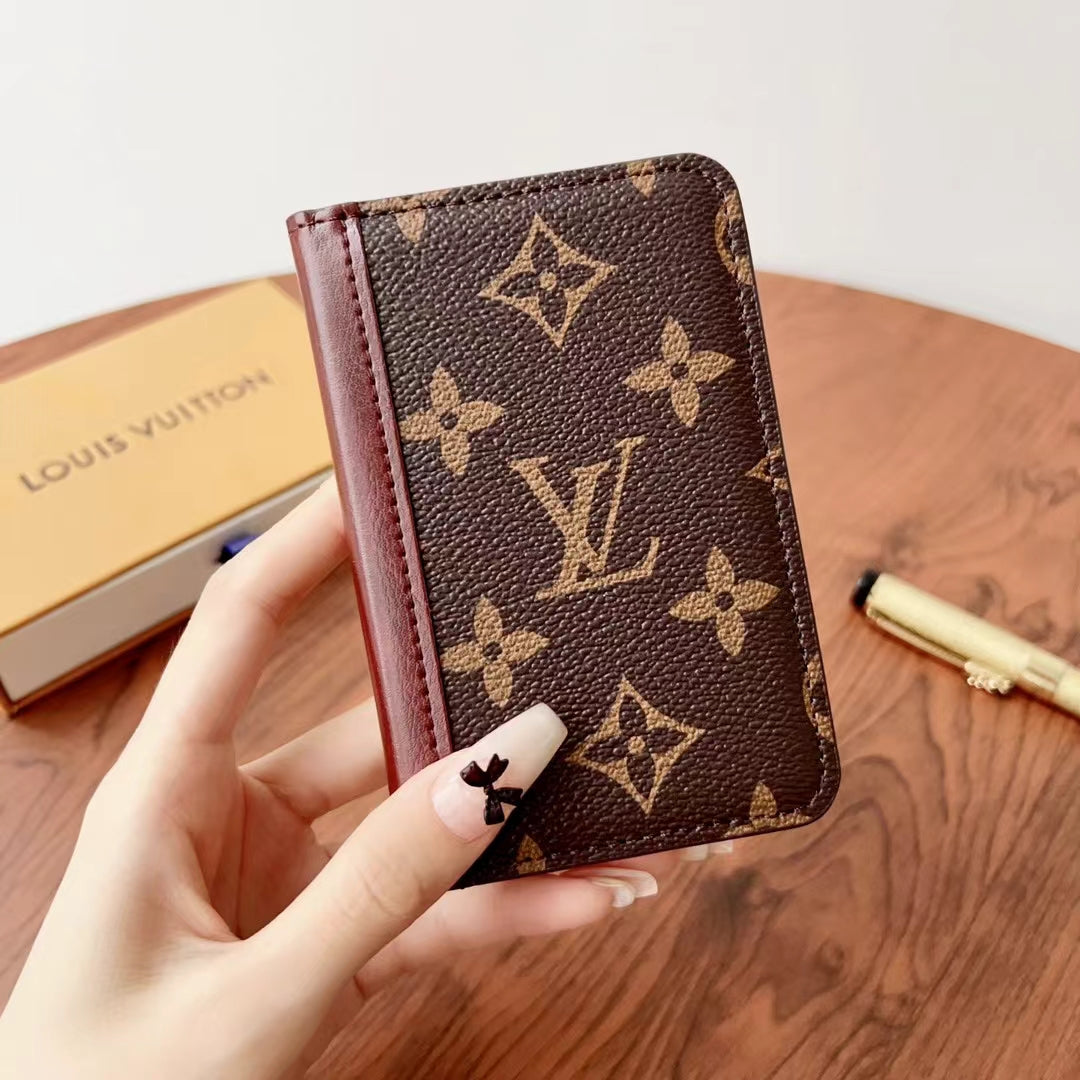 محافظ Lou Checkered & Monogram الأنيقة