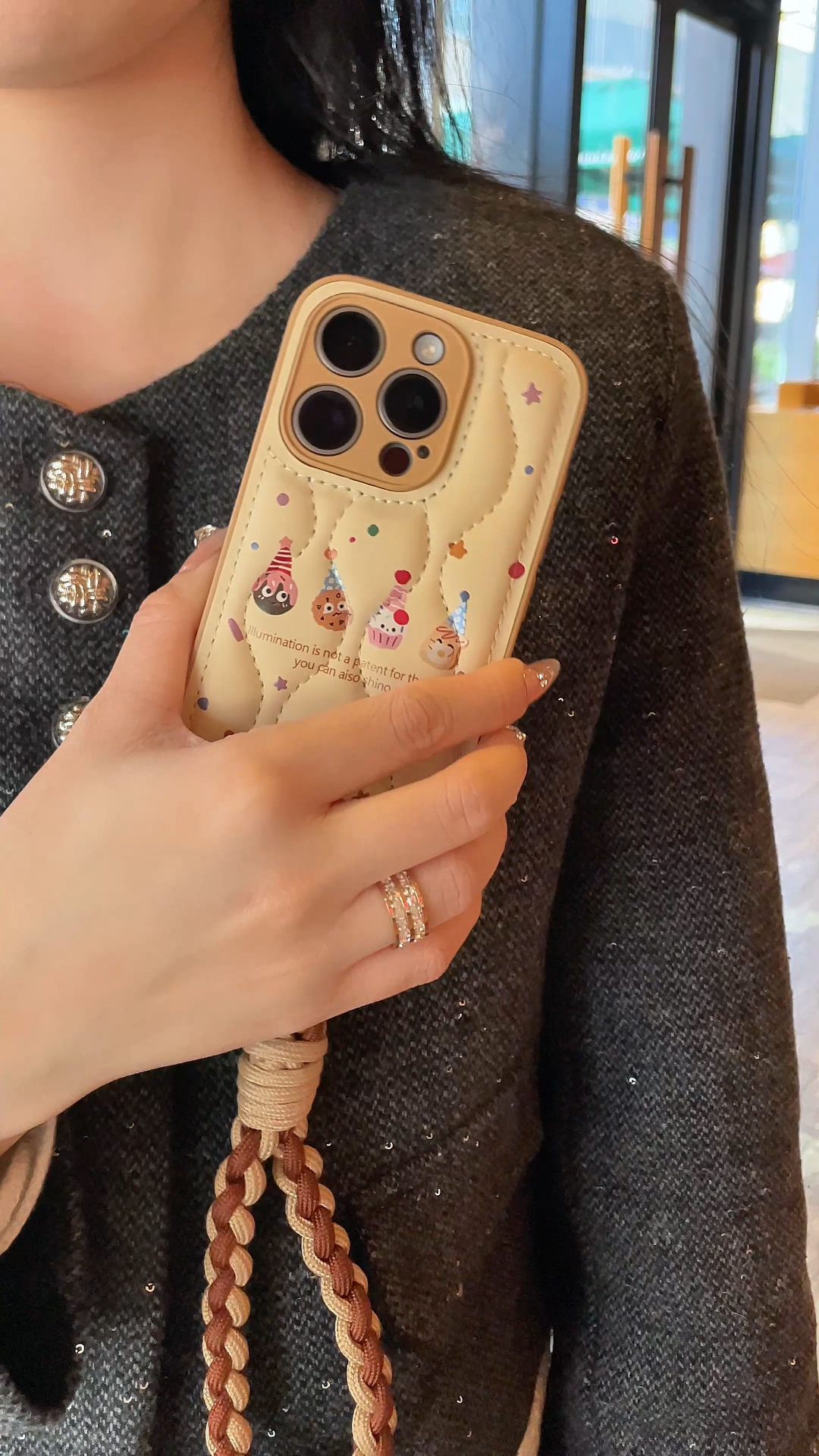 Feather-light Cozy: Chic Cookie-inspireret iPhone-cover til trendsættere