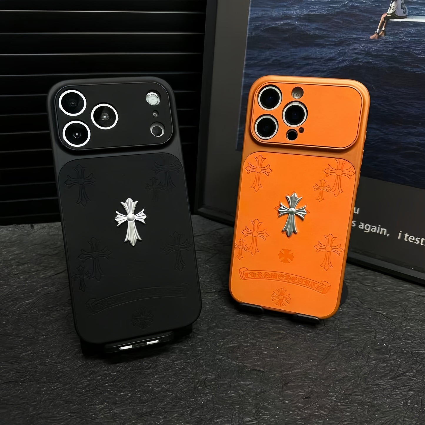 حافظة iPhone مصنوعة من الجلد الفاخر - قلوب كروم مطبوعة بالكامل بلونين