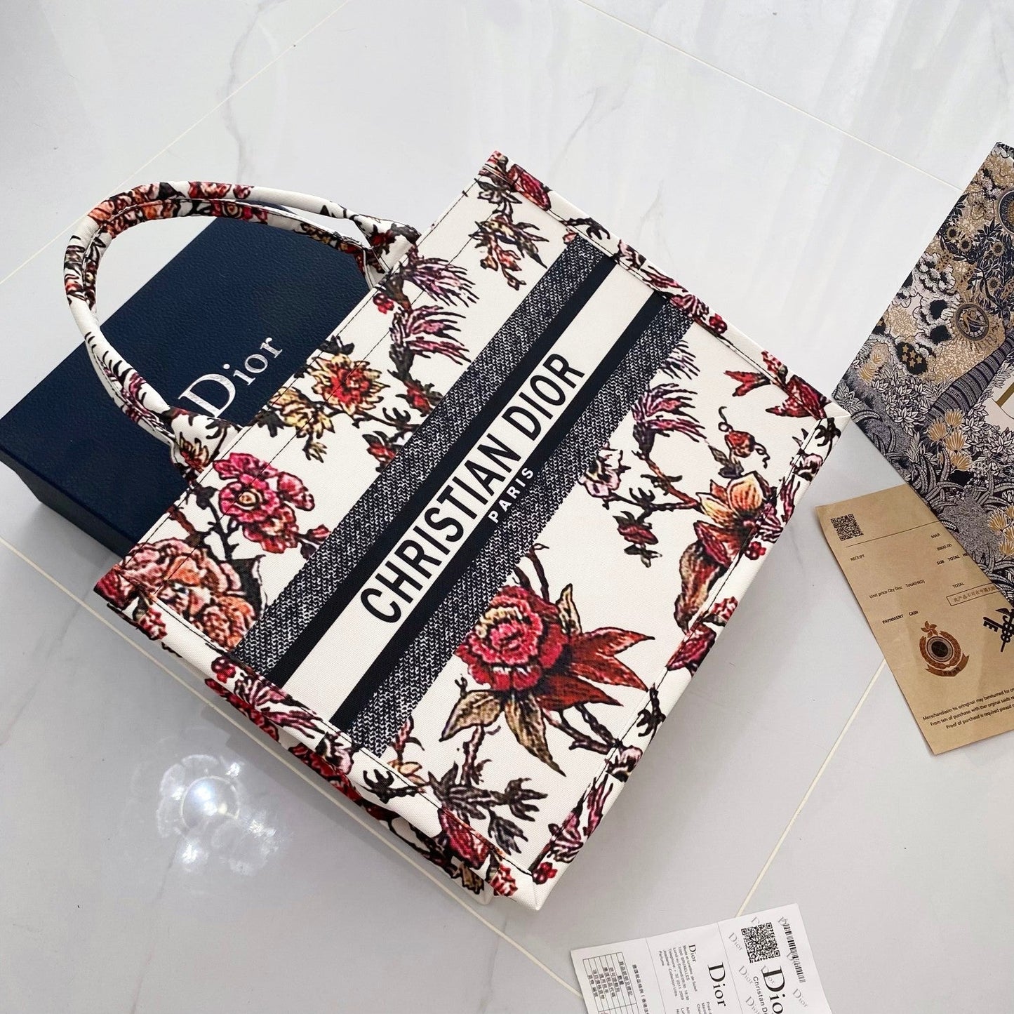 Schick & raffiniert: Leichte Luxus-Lederhandtasche