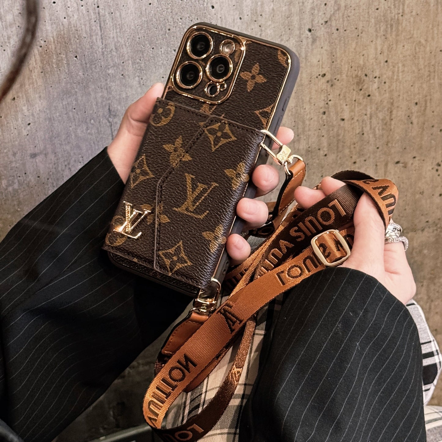 지갑과 스트랩이 있는 고급 가죽 iPhone 케이스 브라운