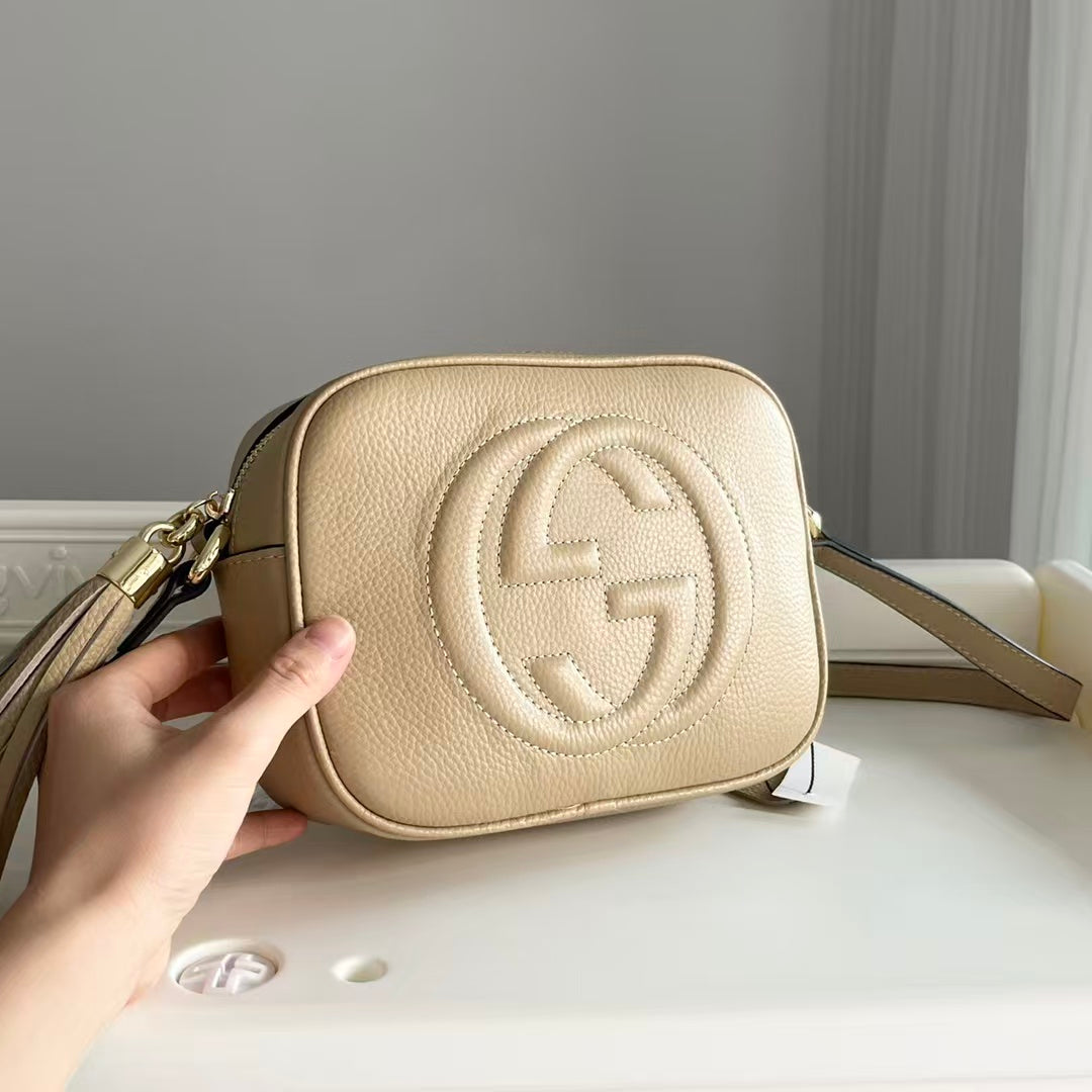 Sac bandoulière avancé en cuir grainé