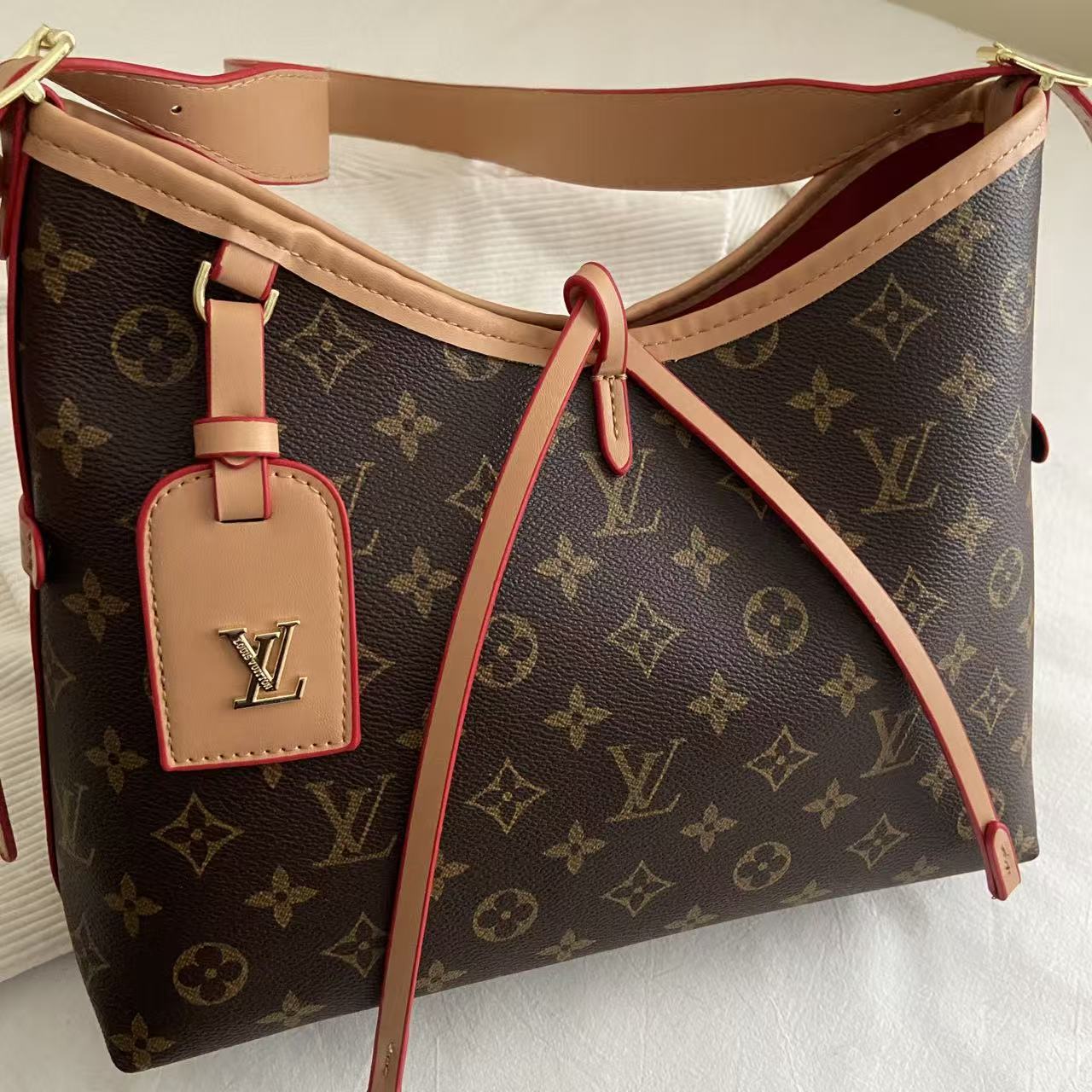 Umhängetasche mit Monogramm-Kreuzriemen