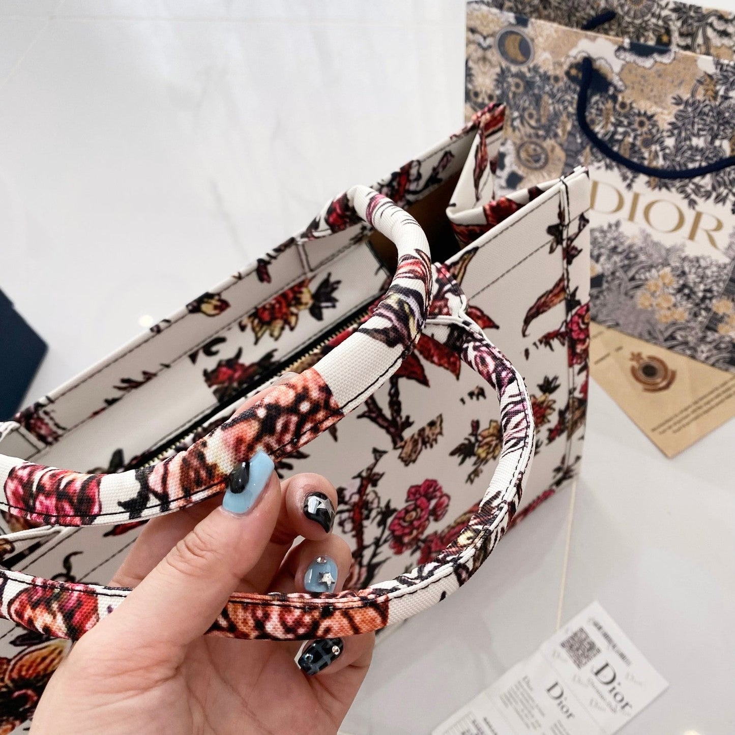 Schick & raffiniert: Leichte Luxus-Lederhandtasche
