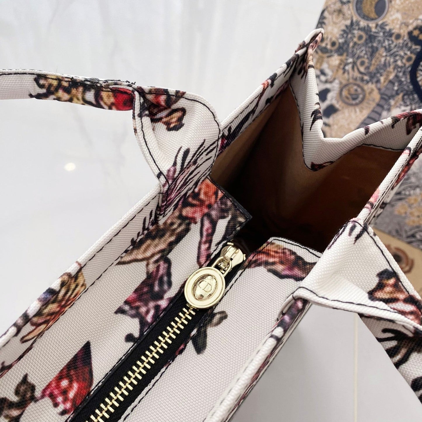 Schick & raffiniert: Leichte Luxus-Lederhandtasche