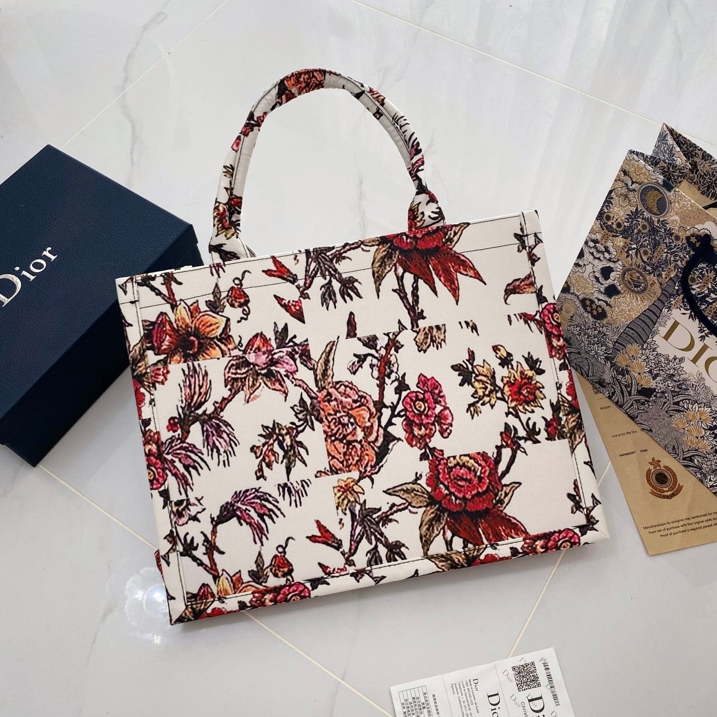 Schick & raffiniert: Leichte Luxus-Lederhandtasche