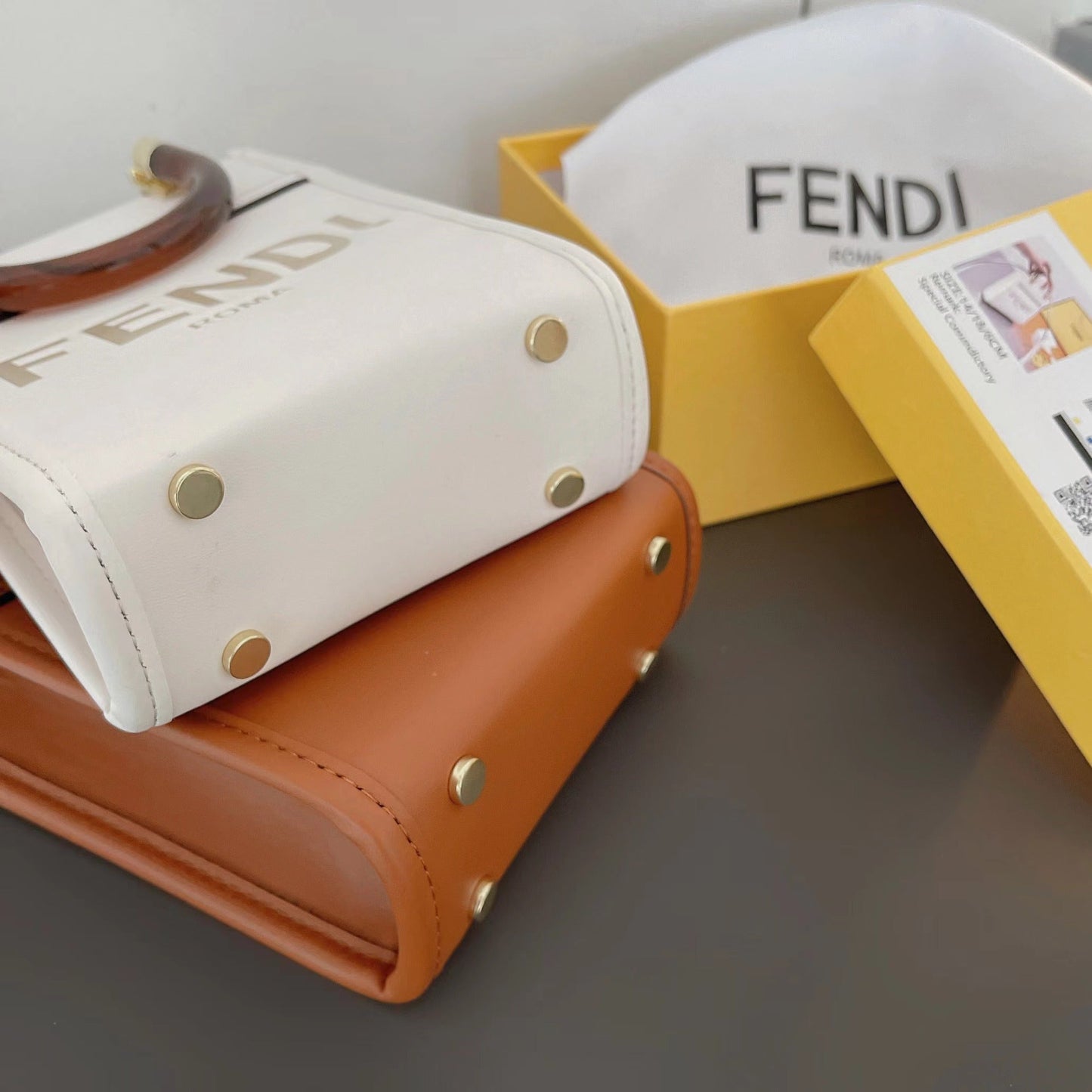 Klassisk mulepose med crossbody-strop