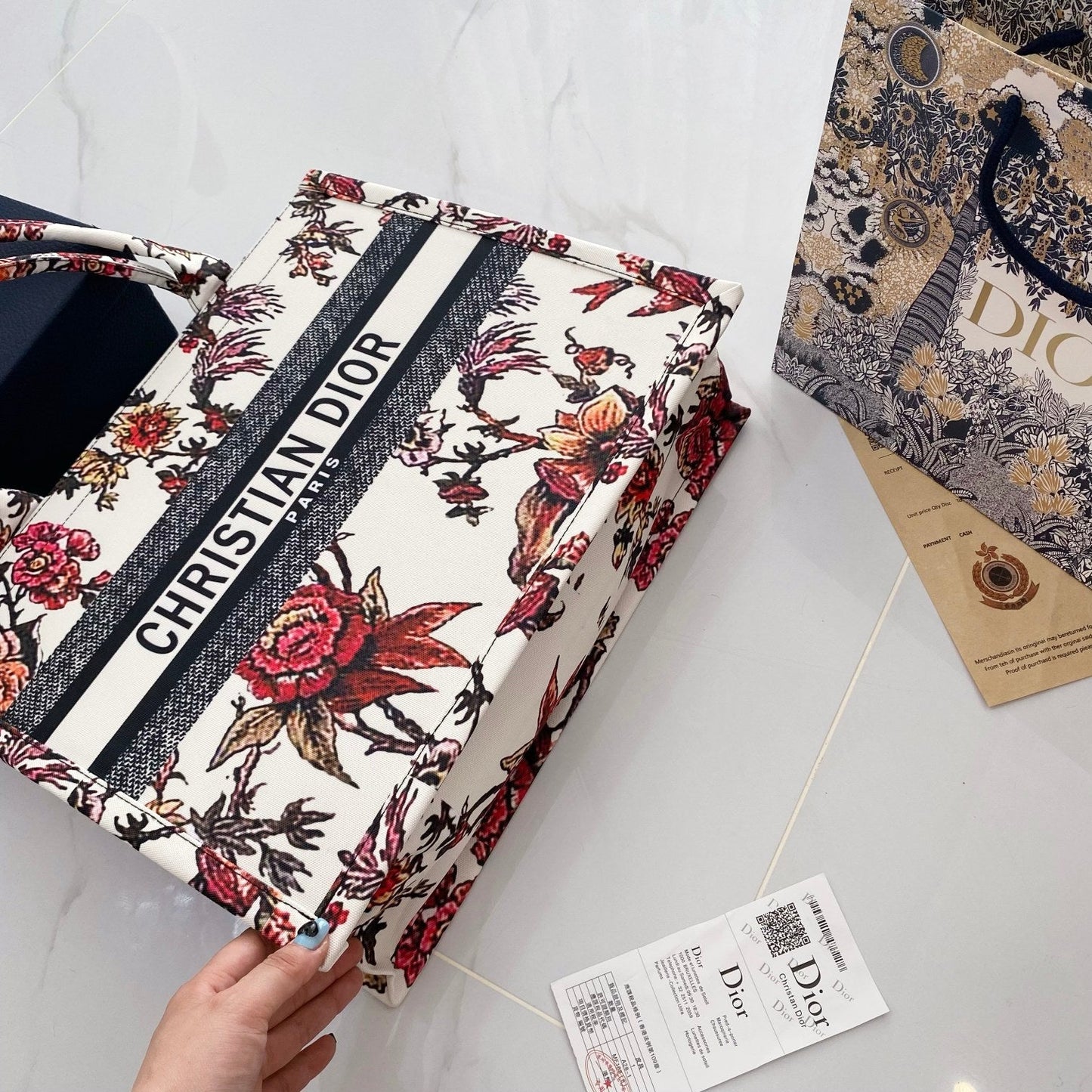 Schick & raffiniert: Leichte Luxus-Lederhandtasche