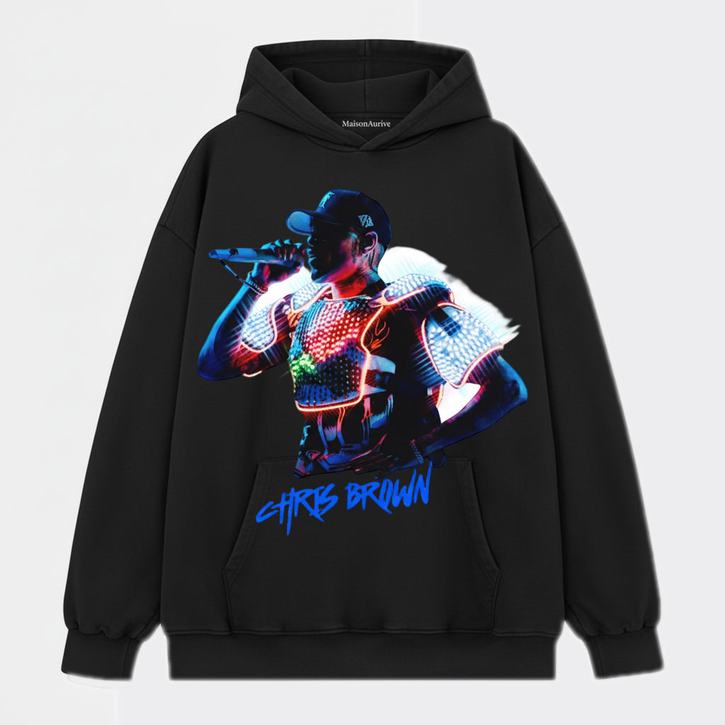 MaisonAurive ウォッシュドブラックTシャツ – クリス・ブラウン ネオンステージグラフィック & シグネチャープリント