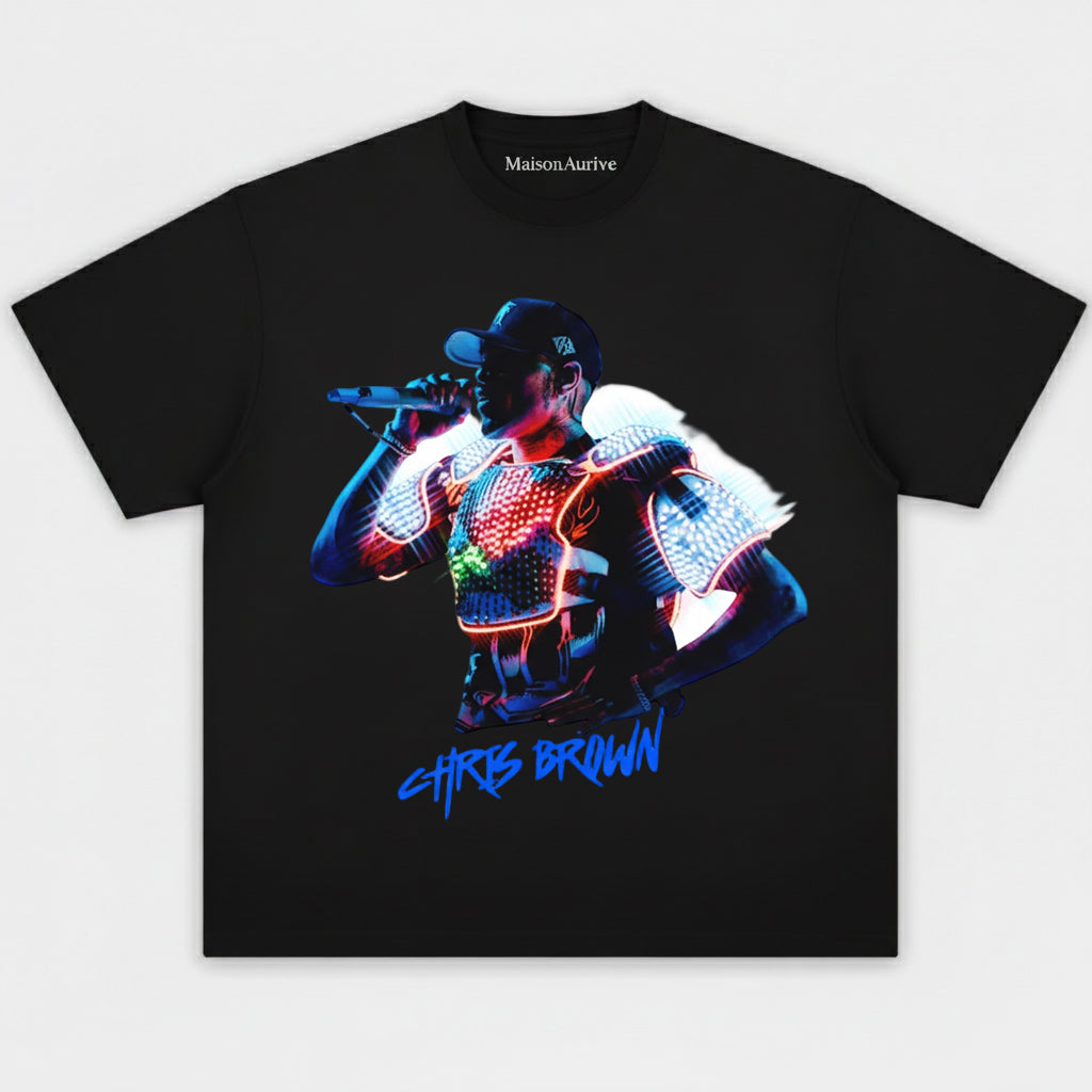 MaisonAurive ウォッシュドブラックTシャツ – クリス・ブラウン ネオンステージグラフィック & シグネチャープリント