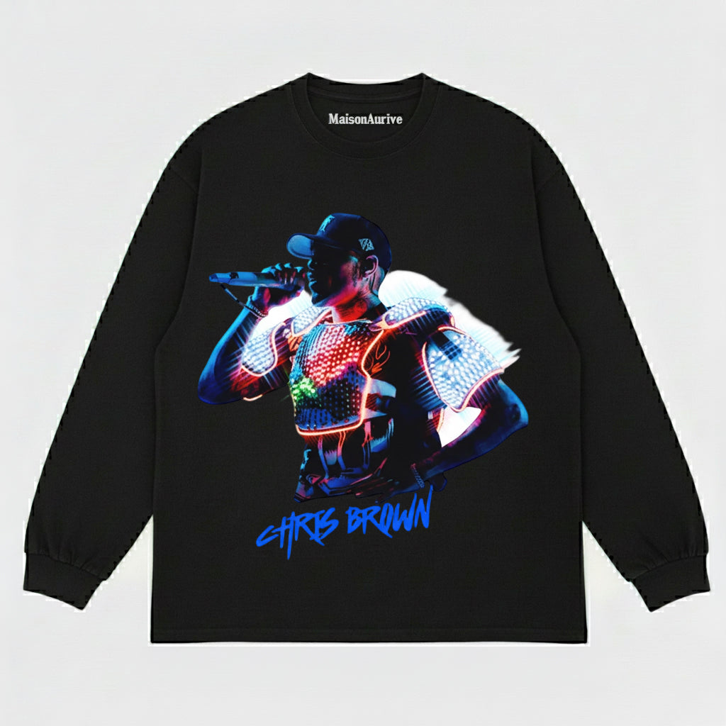 MaisonAurive ウォッシュドブラックTシャツ – クリス・ブラウン ネオンステージグラフィック & シグネチャープリント