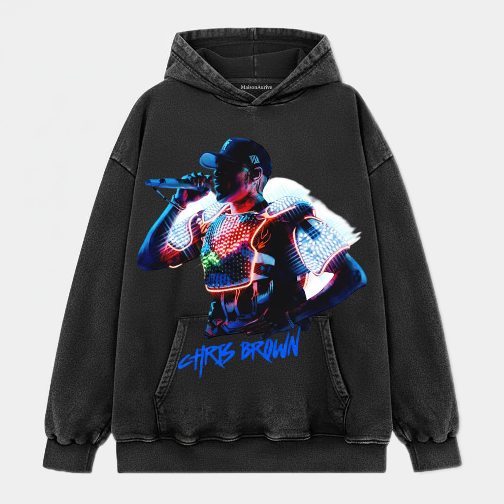 MaisonAurive ウォッシュドブラックTシャツ – クリス・ブラウン ネオンステージグラフィック & シグネチャープリント