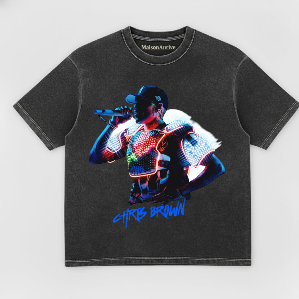 MaisonAurive ウォッシュドブラックTシャツ – クリス・ブラウン ネオンステージグラフィック & シグネチャープリント