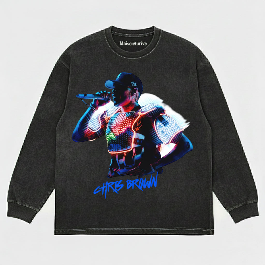 MaisonAurive ウォッシュドブラックTシャツ – クリス・ブラウン ネオンステージグラフィック & シグネチャープリント