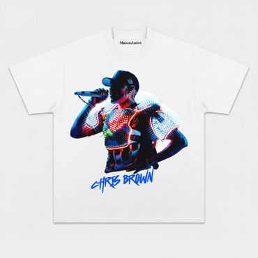 MaisonAurive ウォッシュドブラックTシャツ – クリス・ブラウン ネオンステージグラフィック & シグネチャープリント