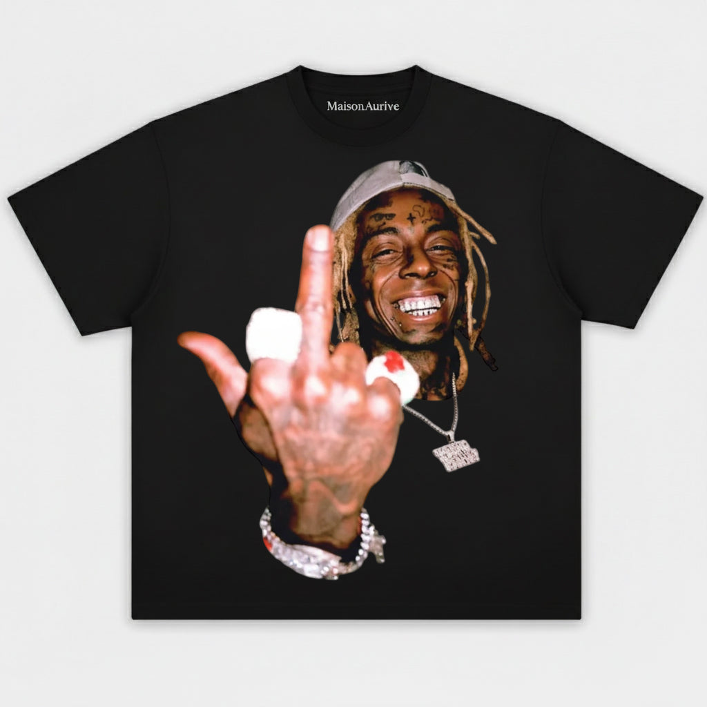 MaisonAurive ウォッシュド ブラック T シャツ – リル・ウェインの象徴的な盗品ジェスチャー グラフィック