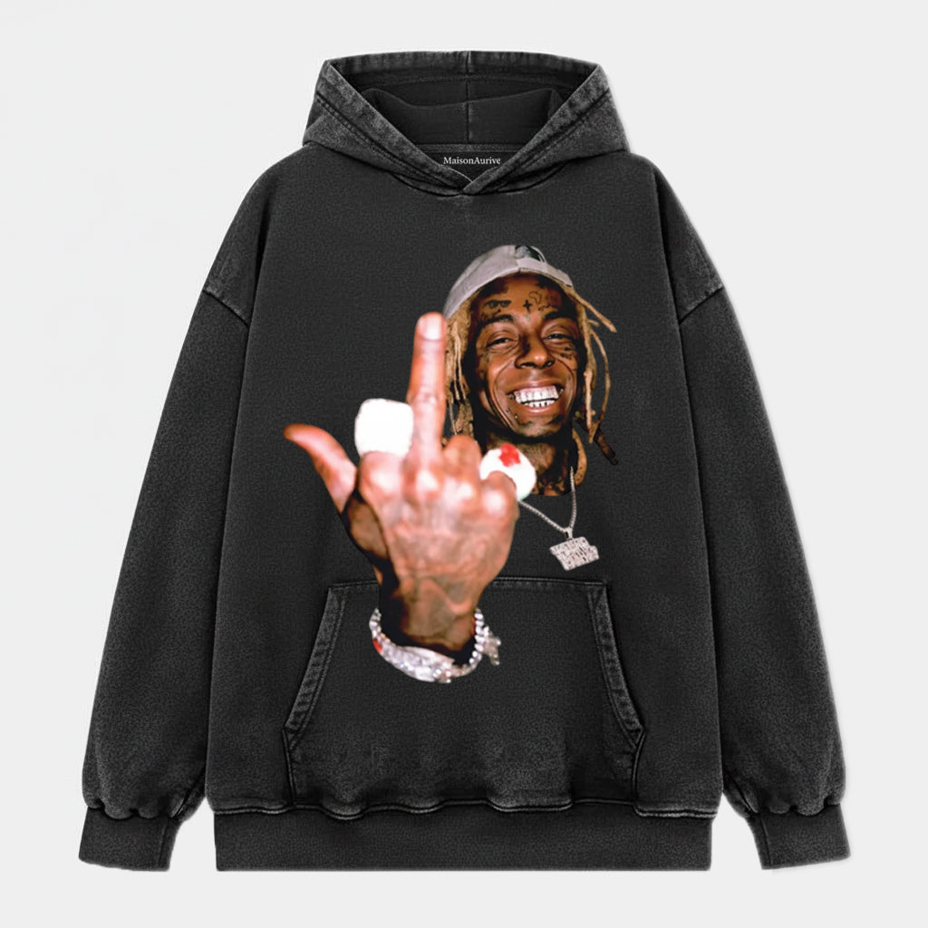 MaisonAurive ウォッシュド ブラック T シャツ – リル・ウェインの象徴的な盗品ジェスチャー グラフィック
