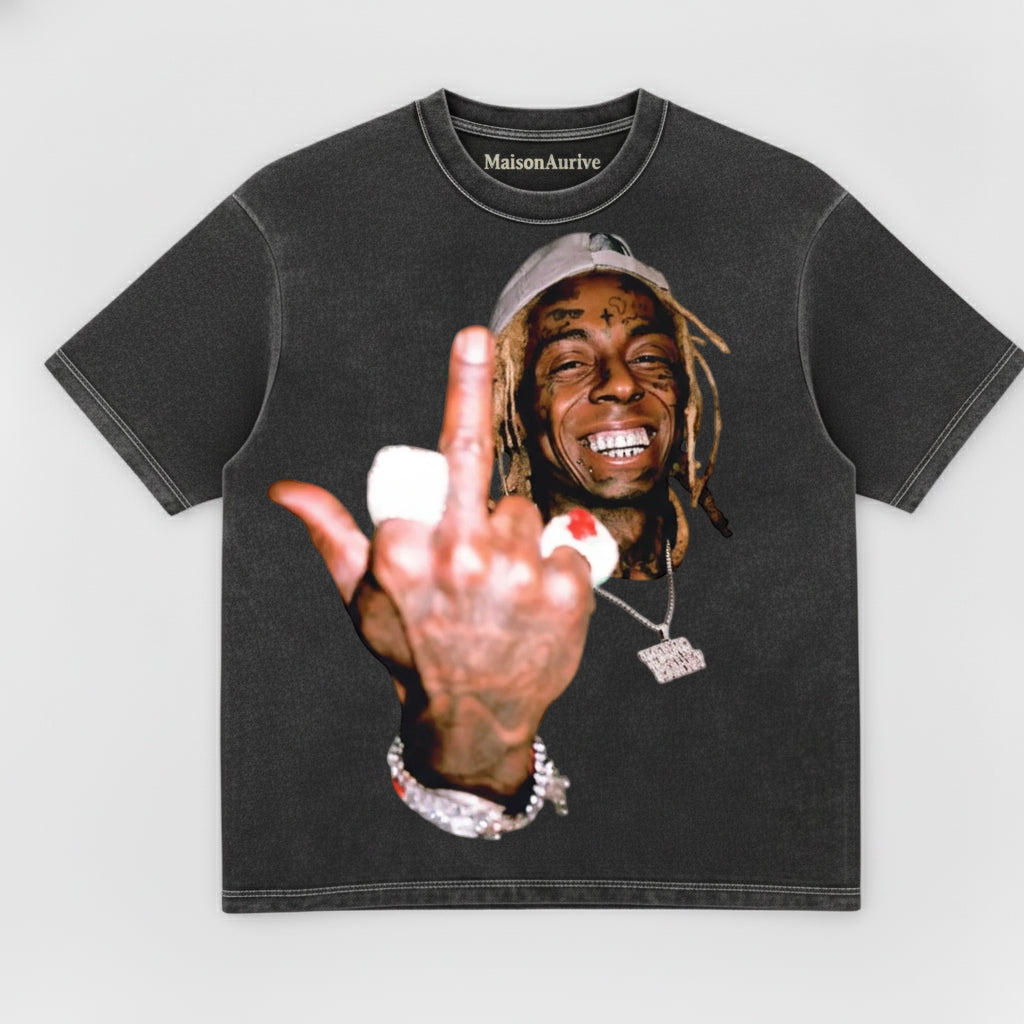 MaisonAurive ウォッシュド ブラック T シャツ – リル・ウェインの象徴的な盗品ジェスチャー グラフィック