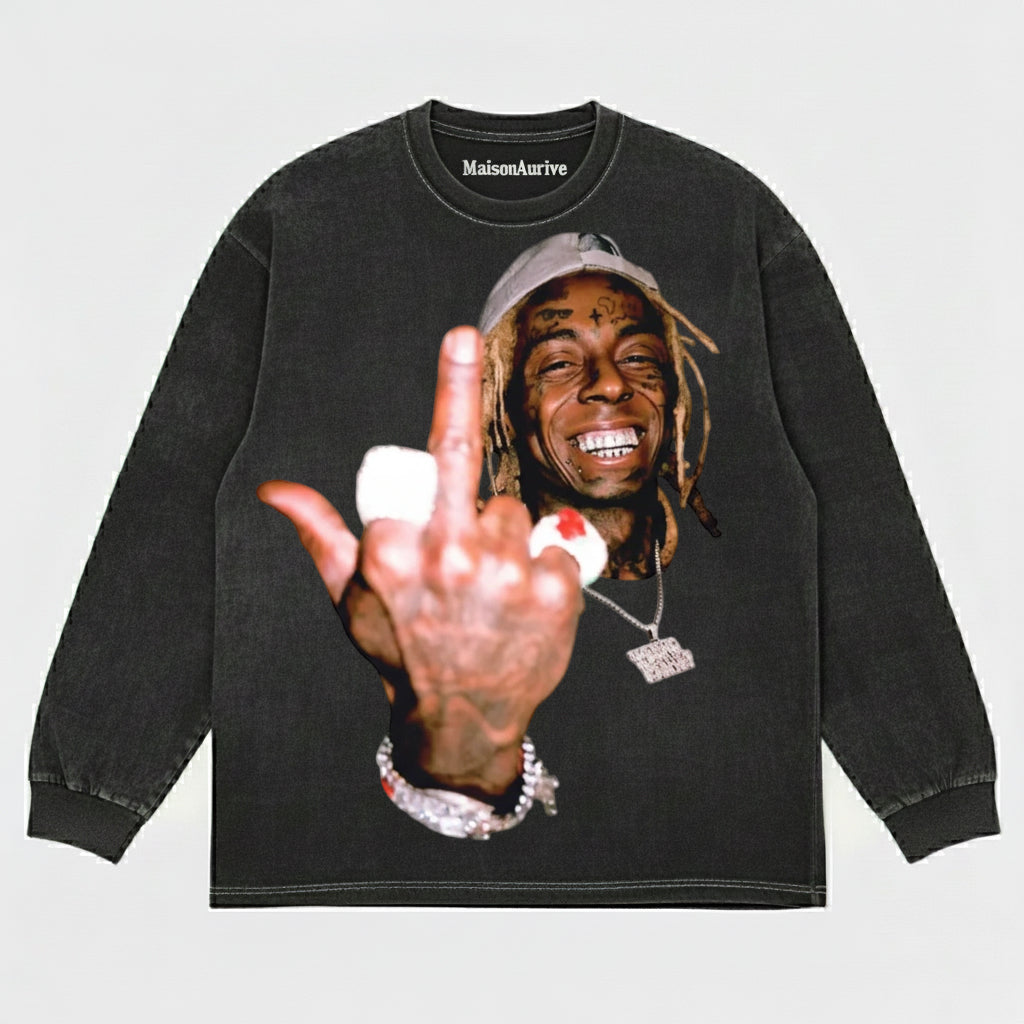 MaisonAurive ウォッシュド ブラック T シャツ – リル・ウェインの象徴的な盗品ジェスチャー グラフィック