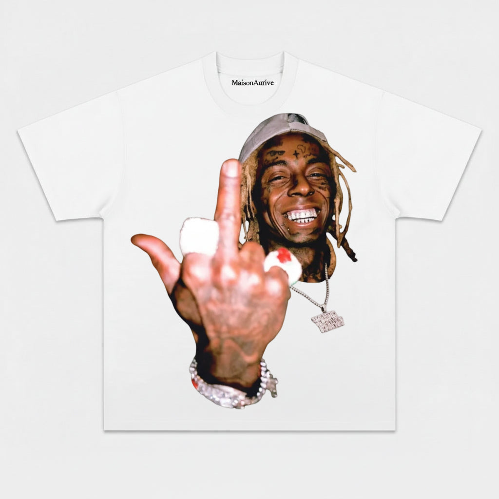 MaisonAurive ウォッシュド ブラック T シャツ – リル・ウェインの象徴的な盗品ジェスチャー グラフィック