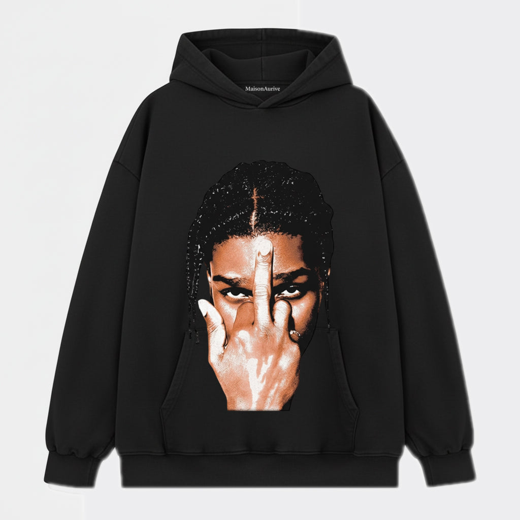 MaisonAurive ウォッシュド ブラック T シャツ – ASAP Rocky の象徴的なジェスチャーのポートレート グラフィック