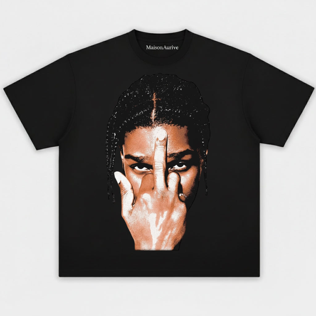MaisonAurive ウォッシュド ブラック T シャツ – ASAP Rocky の象徴的なジェスチャーのポートレート グラフィック