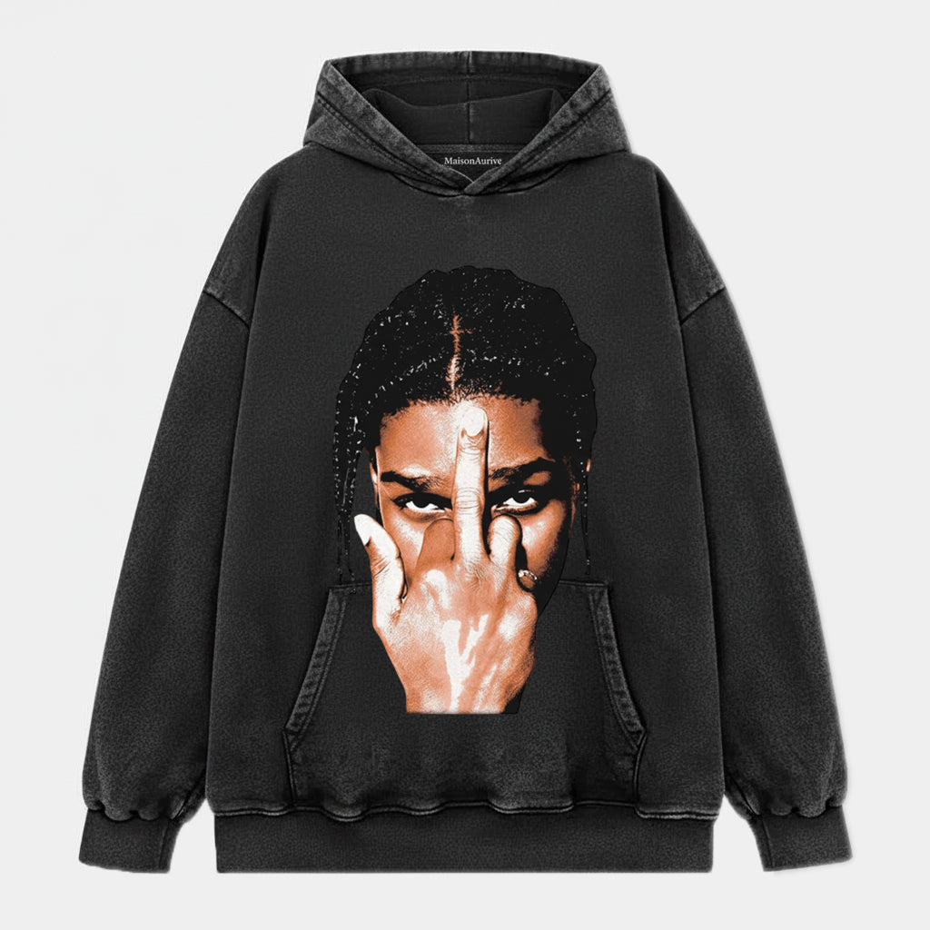 MaisonAurive ウォッシュド ブラック T シャツ – ASAP Rocky の象徴的なジェスチャーのポートレート グラフィック