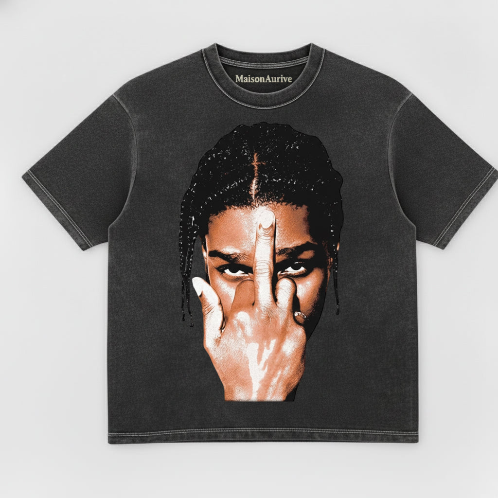 MaisonAurive ウォッシュド ブラック T シャツ – ASAP Rocky の象徴的なジェスチャーのポートレート グラフィック