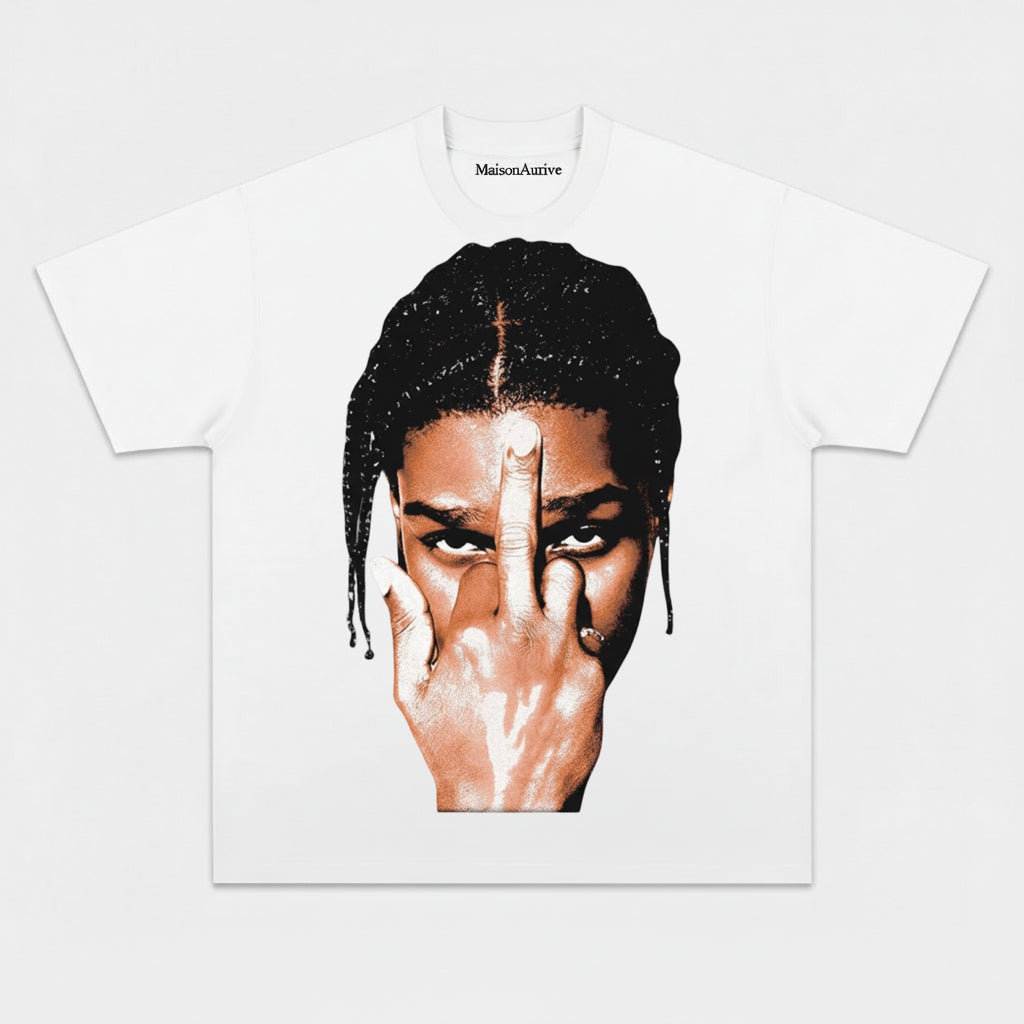 MaisonAurive ウォッシュド ブラック T シャツ – ASAP Rocky の象徴的なジェスチャーのポートレート グラフィック