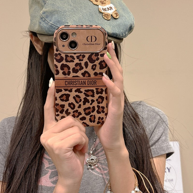 حافظة آيفون جلدية باللون البني
