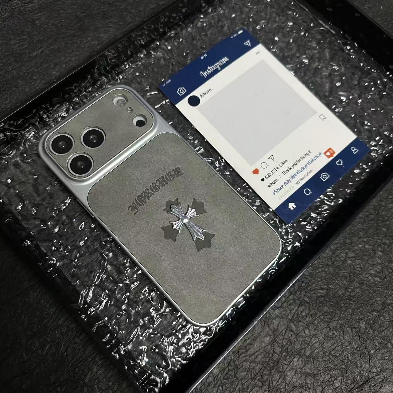 حافظة iPhone جلدية بتصميم قلوب كروم