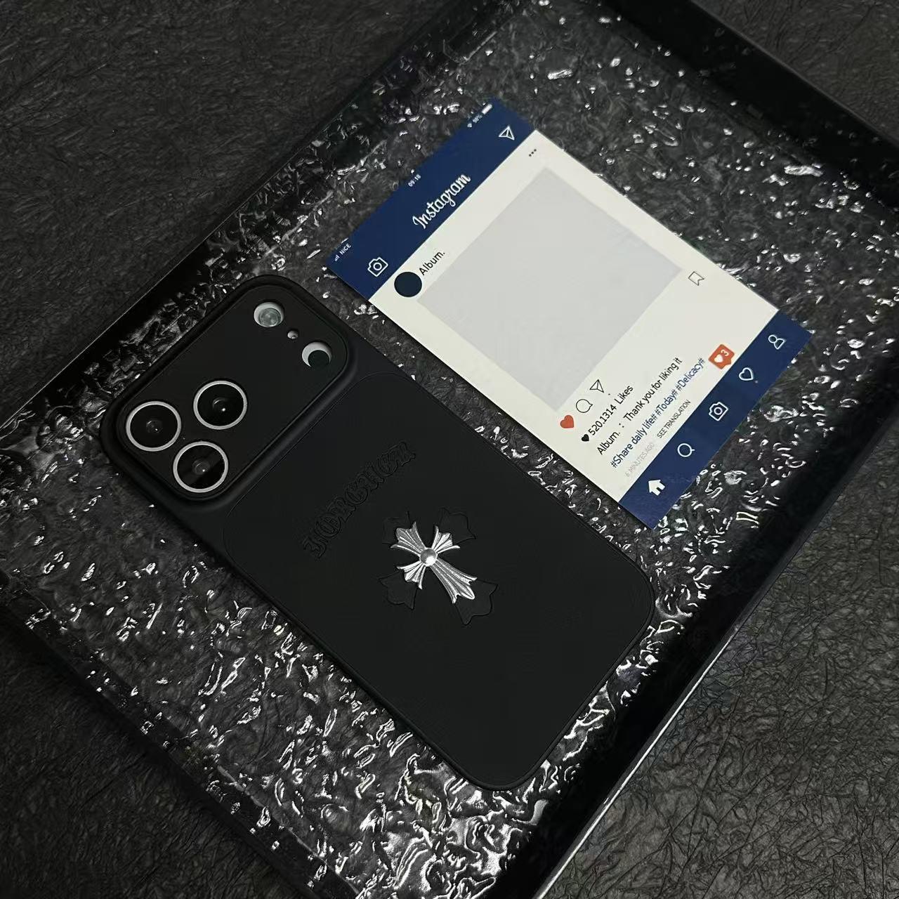 حافظة iPhone جلدية بتصميم قلوب كروم